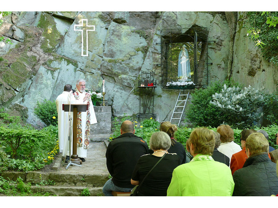 Maiandacht mit Krönung der Fatima-Madonna in Naumburg (Foto: Karl-Franz Thiede)